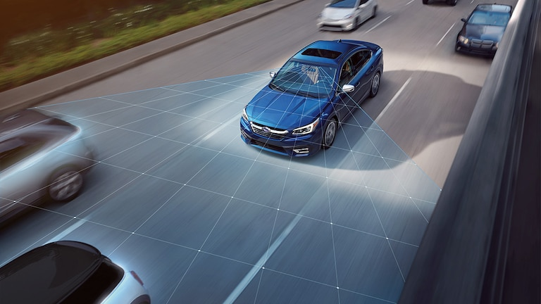 Una ilustración fotográfica que muestra los sensores de la tecnología de asistencia al conductor EyeSight® en un Subaru Legacy 2022 conduciendo por una autopista.