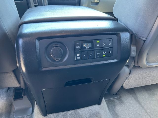 2011 Toyota SEQUOIA SR5 5.7L